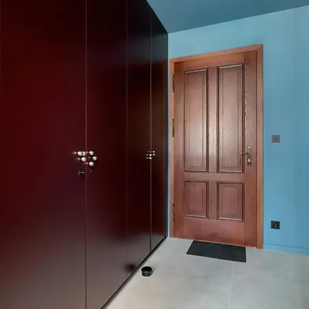 Modern With Air Conditioning Close To The Centre By Renters Prestige