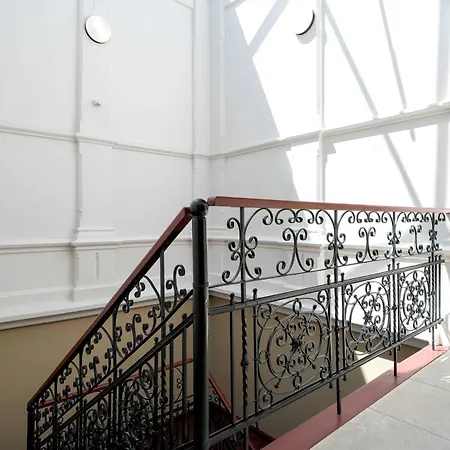 Modern With Air Conditioning Close To The Centre By Renters Prestige